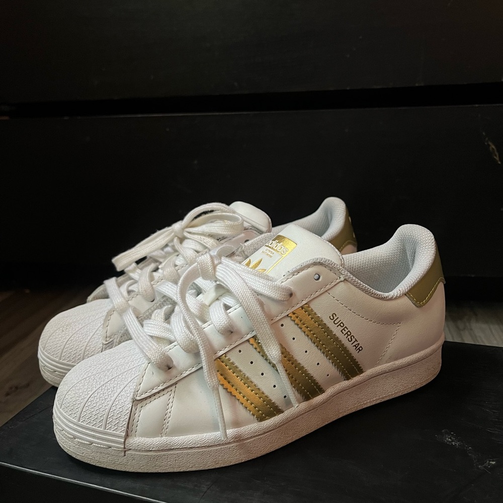 Adidas shell toe women’s size 6.5 men’s size 5